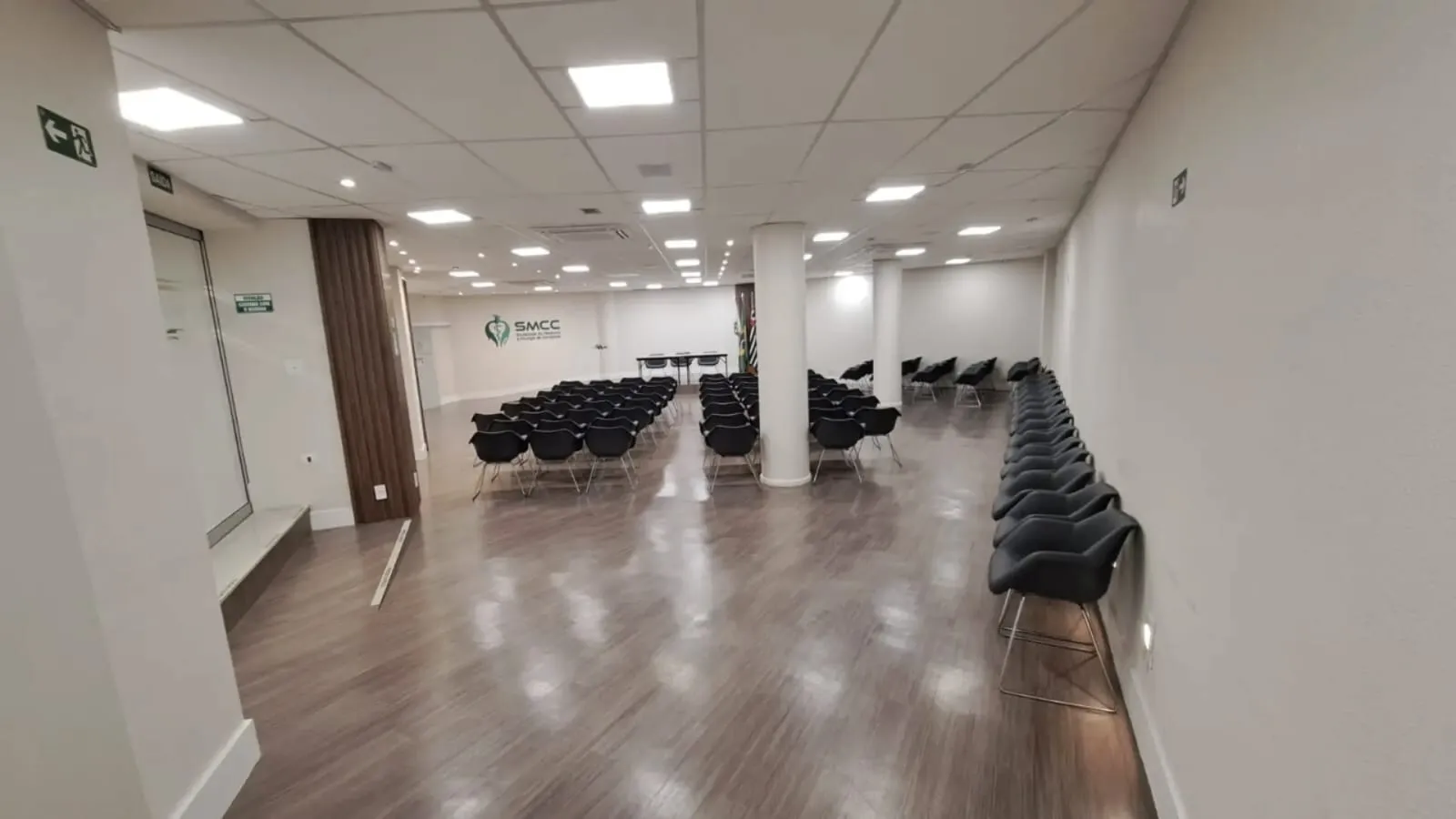 Anfiteatro da APM Campinas montado em formato auditório