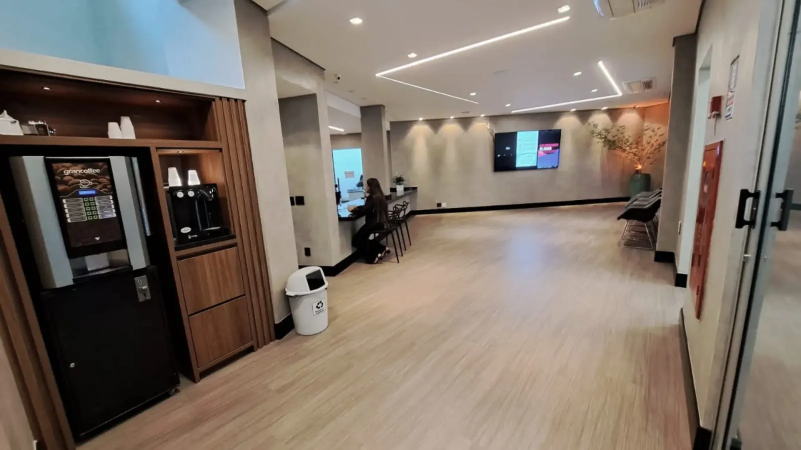 Recepção da APM Campinas, com balcão de atendimento e máquina de café