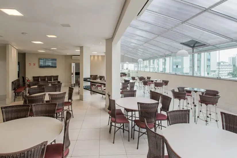 Terraço da APM Campinas, com mesas redondas e vista para a cidade